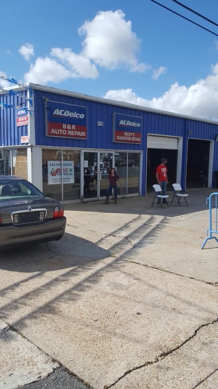 B & R Auto Services garage bays
